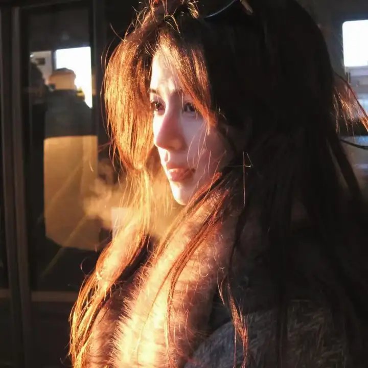 照片里的伴娘